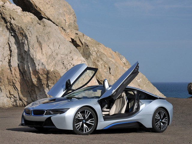 BMW i8Sportowa hybryda z Bawarii jest napędzana silnikiem benzynowym – trzycylindrowym, o pojemności 1,5 litra oraz elektrycznym, którego akumulatory można ładować prądem ze zwykłego gniazdka elektrycznego. Moc systemowa auta wynosi 326 KM, a sprint do 100 km/h zajmuje zaledwie 4,4 sekundy.Fot. BMW