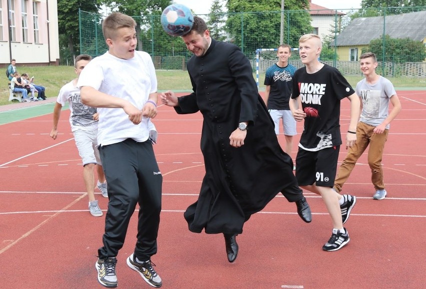 Ksiądz Łukasz Biś z młodzieżą często gra w piłkę nożną.