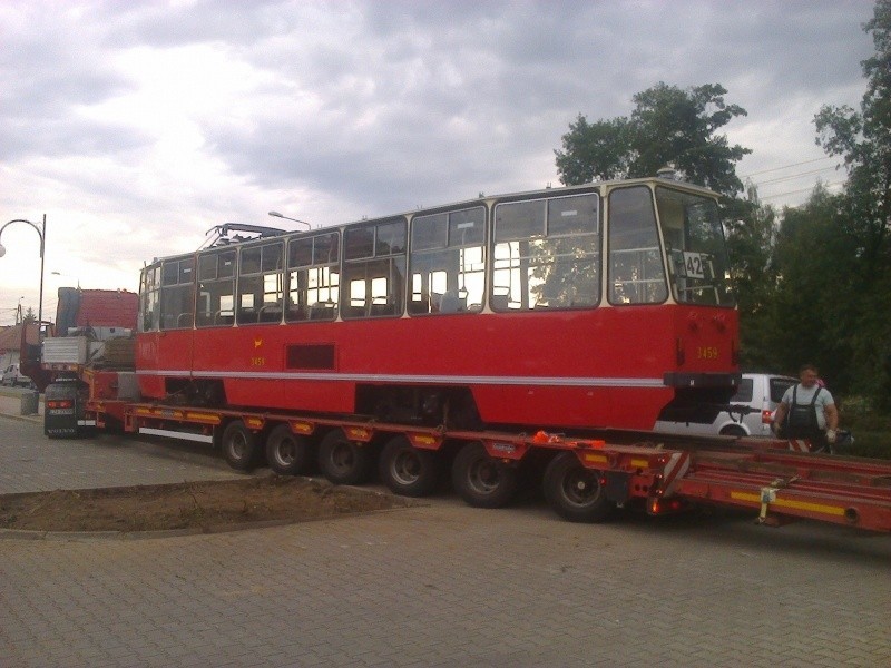 Tramwaj linii 42 przyjechał do Rzgowa i zatrzymał się na przystanku przy ul. Łódzkiej