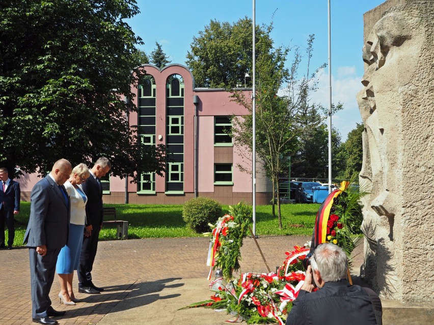 Przed pomnikiem w Brzeszczach odbyły się obchody 79....