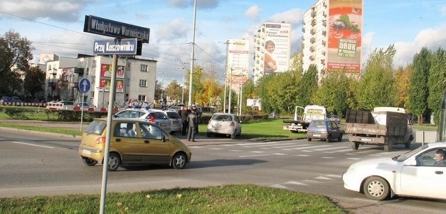Fragment skrzyżowania ulic Przy Kaszowniku i Warneńczyka. W tym miejscu dochodzi do największej ilości kolizji