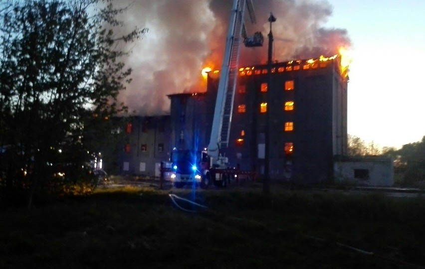 Poznań: Wielki pożar starego młyna na Nadolniku