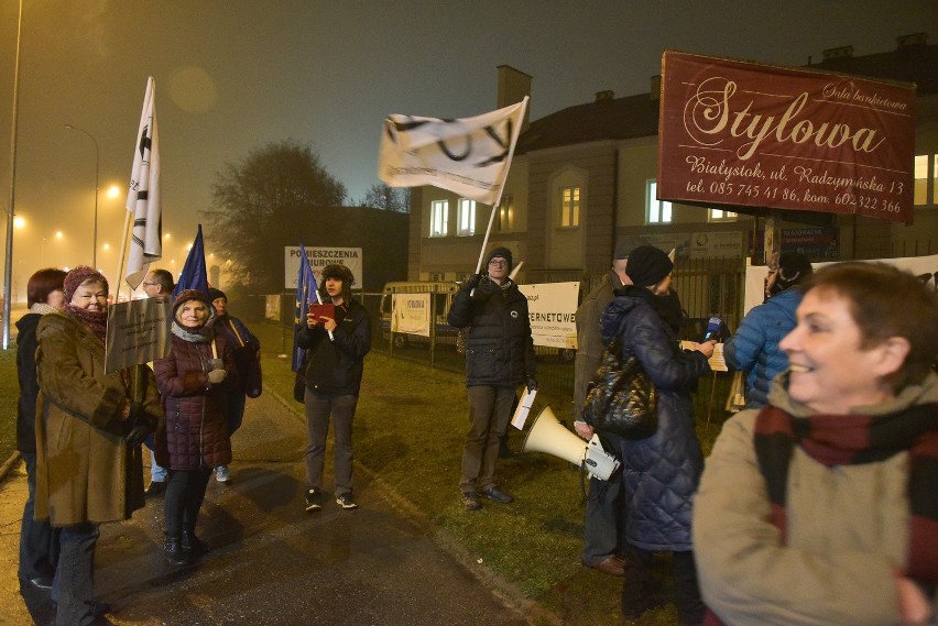 KOD i opozycja protestowali przed biurem PiS w Białymstoku