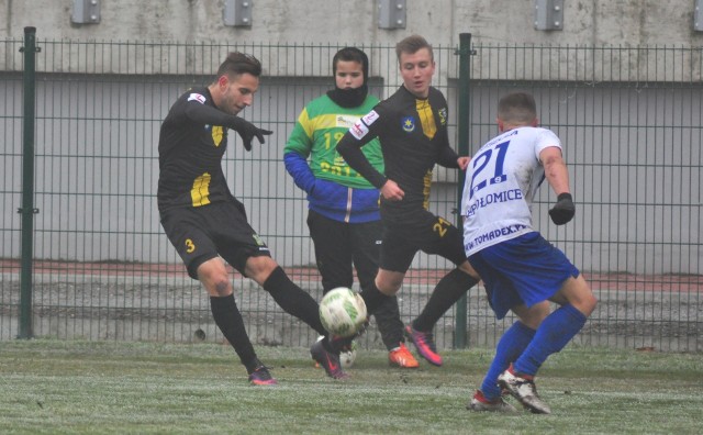 23-letni Krzysztof Suchecki (z piłką) trafił na listę transferową Siarki Tarnobrzeg.