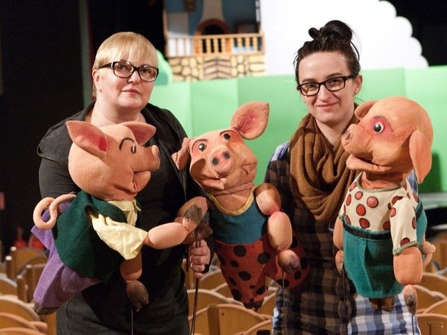 Małgorzata Kamińska-Sobczyk (z lewej) w towarzystwie Sabiny Soboń, konsultantki programowej w Tęczy, i trzech uroczych świnek. 