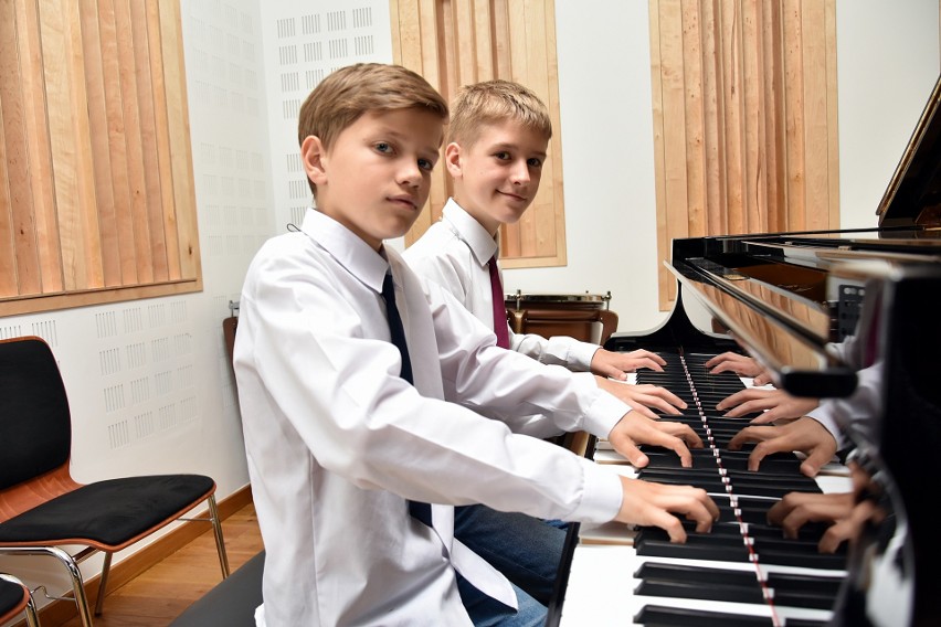 Miłosz i Lubomir mają zaledwie po 12 lat, a już wygrywają ogólnopolskie konkursy pianistyczne. Przed nimi kariera! [ZDJECIA]