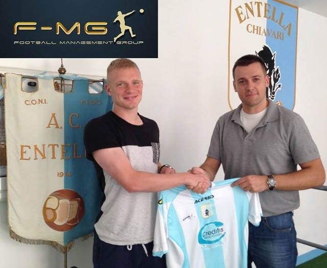 Mateusz Lewandowski (z lewej) prezentuje koszulkę swojego nowego klubu.