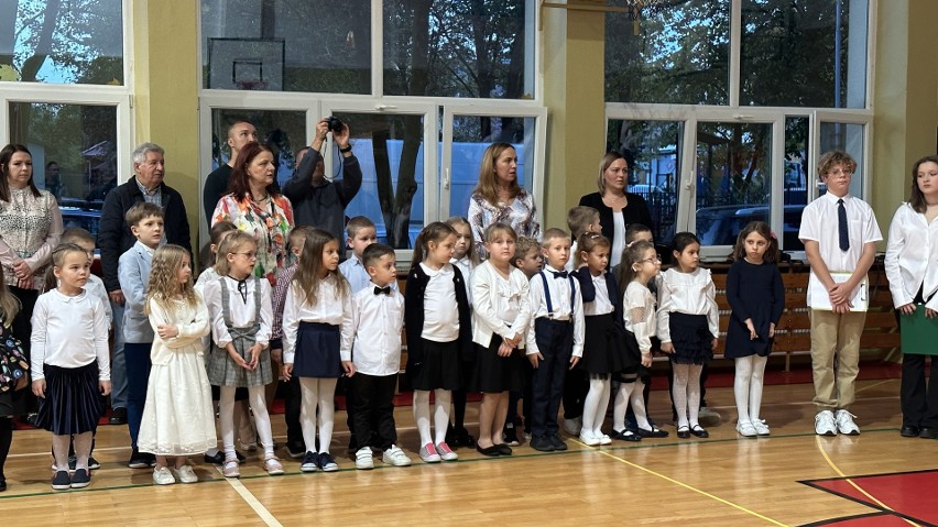 Pasowanie na ucznia w Szkole Podstawowej numer 3 w Tarnobrzegu. Ważny dzień dla pierwszaków, rodziców i nauczycieli. Zobacz zdjęcia i wideo