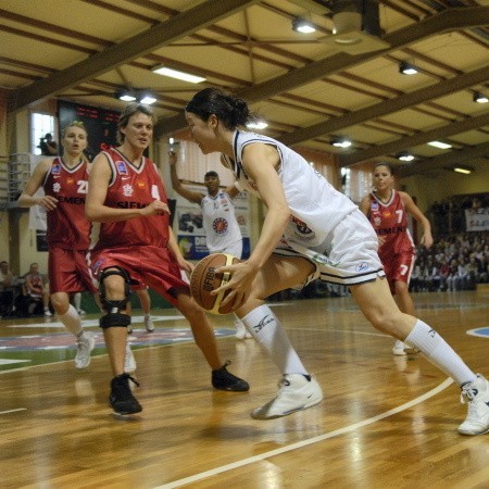 Anna Breitreiner (z piłką), w szarży na kosz łodzianek, broniony przez Dorotę Sobczyk i Ładę Kowalenko. W głębi Shala Crawford i Alicja Perlińska (z nr 7).