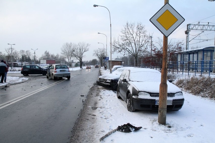 Wypadek na Żernickiej. Uszkodzone cztery auta