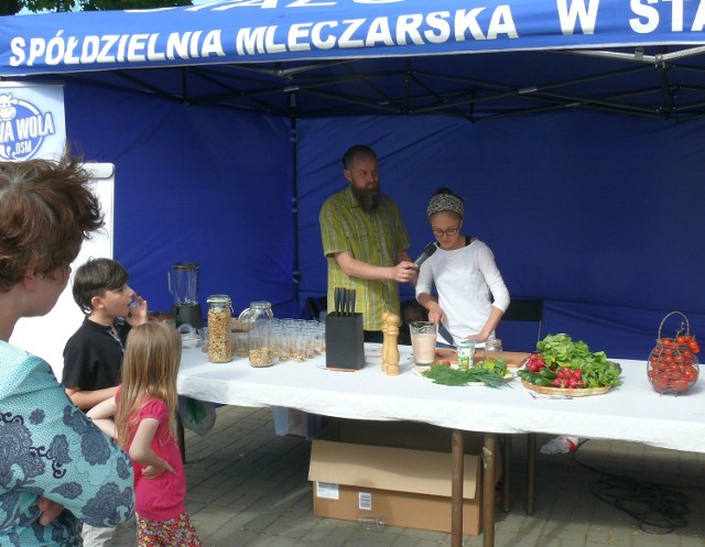 Stoisko Okręgowej Spółdzielni Mleczarskiej na pikniku „Mleczny podwieczorek”, oferowało mleczne  koktajle.