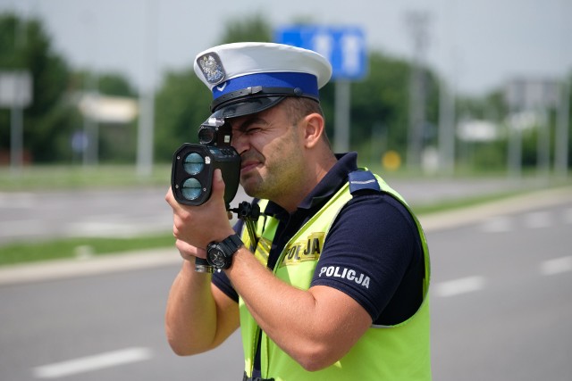 Piątek 20 lipca to dzień policyjnych działań „Prędkość”. Kierowcy w całym kraju mogli spodziewać się zarówno statycznych punktów pomiarów prędkości jak i pomiarów prowadzonych z radiowozów nieoznakowanych. Zobaczcie zdjęcia z Przemyśla!Zobacz także: Uciekał policjantom, skoczył do rzeki. Niestety nie umiał pływać