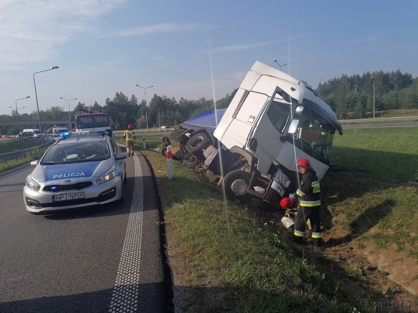 Tir przewrócił się na autostradzie A4. Droga jest przejezdna