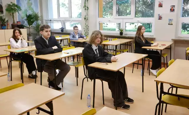 Na zdjęciu uczniowie SP nr 25 w Rzeszowie. Wczoraj przystąpili do egzaminu z matematyki, a dzisiaj sprawdzali swą wiedzę na teście z języka nowożytnego