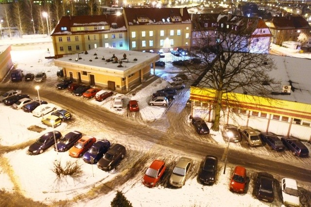 Mieszkańcom wieżowca przy ul. Szczecińskiej 69 trudno jest znaleźć wolne miejsce parkingowe. 