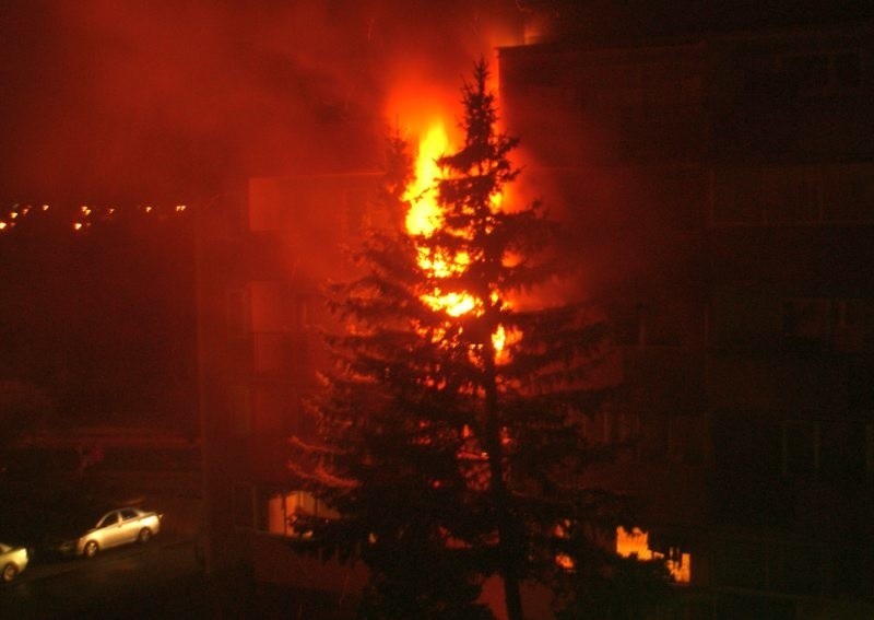 Dziesięciny: Wybuch i pożar w bloku. W mieszkaniu był arsenał, ludzie nie mogą wrócić do domów (zdjęcia)