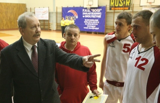 KKS Resovia ostatni sezon w I lidze zaliczyła pod wodzą trenera Bogusława Wołoszyna. Tak on, jak i koszykarze czekają do dziś na zaległe wypłaty.
