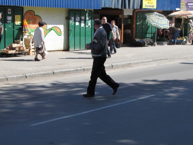 Ten przebiegający przez ulicę Struga mężczyzna został zaraz potem ukarany mandatem.