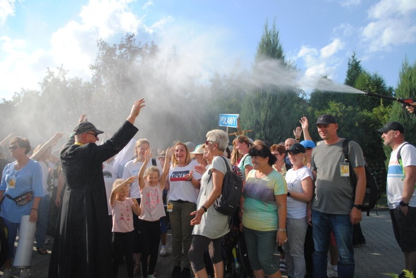 Zimny prysznic na koniec dnia! Lubelscy pielgrzymi dotarli do Szewnej. Zobacz zdjęcia z kolejnego dnia wędrówki