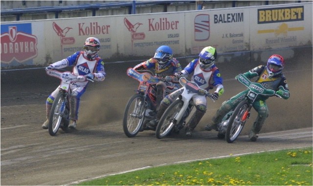 Sezon 2002, mecz z Atlasem Wrocław w Gorzowie. Od lewej: Jacek Krzyżaniak (Atlas, biały), Piotr Paluch (Stal Pergo, niebieski kask), Scott Nicholls (Atlas, żółty) i Piotr Świst (Stal Pergo, czerwony)