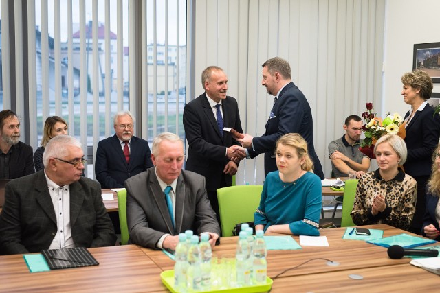 Jackowi Chrulskiemu, burmistrzowi Czarnej Białostockiej (z lewej) gratuluje Radosław Dobrowolski, burmistrz Supraśla