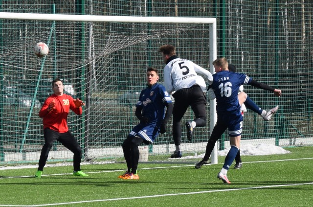 W meczu sparingowym dwóch czwartoligowców, Oskar Przysucha pokonał 2:0 Star w Starachowicach. Star - Oskar 0:2 (0:0)Bramki: Sapieja, Bogołębski.Oskar: Wieczorek - Bojek, Sala, Kornacki, Wicik, Wajs, Czarnota, Bogołębski, Zagórski, Głowacki, Janiszewski oraz Grzyb (bramkarz), Sobolewski, Sapieja, Nogaj, Gromski, Kubryn, Szczodry. Pierwsza połowa do mecz  nie wykorzystanych sytuacji bramkowych przez podopiecznych trenera Łukasza Wiśnika. Pod koniec pierwszej połowu, doszło do małej bójki na boisku. Sędzia pokazał po jednej czerwonej kartce dla gracza Staru i Oskara. Gole padły w drugich 45 minutach. Najpierw na 1:0 dla Oskara trafił Jakub Sapieja, a wynik meczu ustalił Tomasz Bogołębski. W Oskarze w rundzie wiosennej będzie grał Przemysław Sobolewski, który ostatnio kopał piłkę z Powiślaku Końskowala. Odchodzi natomiast Michał Bednarek do Iskry Gózd. Zobacz zdjęcia z meczu, Star - Oskar>>> 