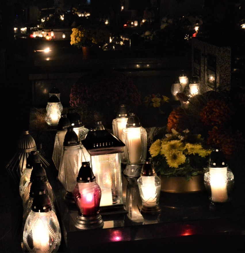 Proszowice. Nocne zdjęcia cmentarza w dniu Wszystkich Świętych