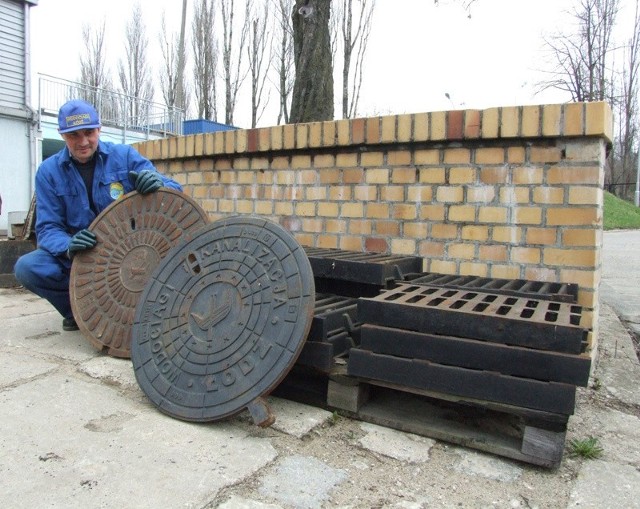 Zapasowe włazy do studzienek oraz kratki kanalizacyjne, które są trzymane w magazynach ZWiK na wypadek kradzieży.