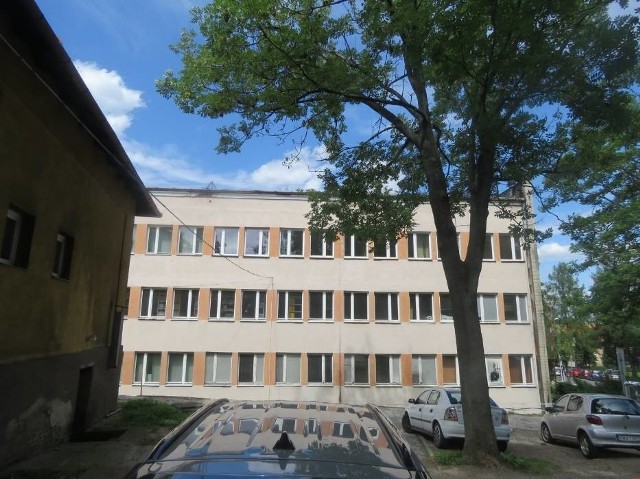 Stary szpital w Wadowicach to dziś zrujnowany pustostan, kosztowny w utrzymaniu