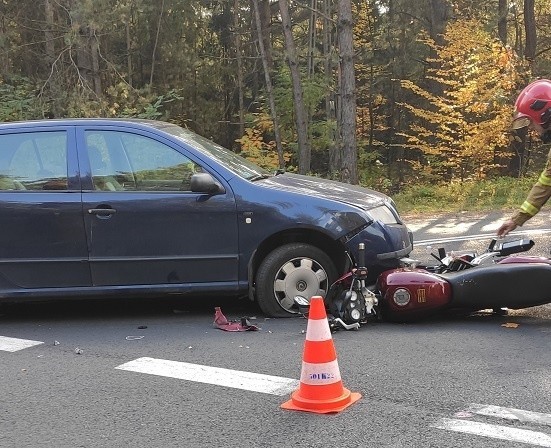 Na drodze wojewódzkiej 791 w Kluczach doszło do zderzenia samochodu osobowego z motocyklem