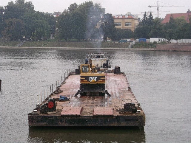 Wrocław: Barki transportują ciężki sprzęt na budowę Wrocławskiego Węzła Wodnego (ZDJĘCIA)