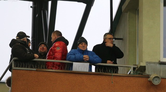 Beniaminka nie mógł z ławki prowadzić trener Valdas Ivanauskas, który zasiadł na trybunach. Wszystko wskazuje jednak na to, że komunikował się ze swymi asystentami... drogą radiową