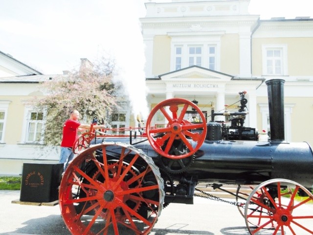 W piątkowe południe nabytek zaprezentował się dziennikarzom i odwiedzającym Muzeum Rolnictwa w Ciechanowcu. O tym, że lokomobila ruszyła w drogę, oznajmił głośny gwizd.