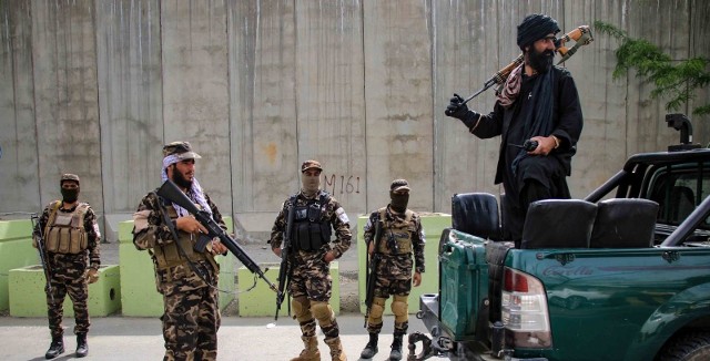 Talibowie stojący na straży w okolicy, gdzie amerykański atak dronów zabił przywódcę Al-Kaidy Aymana al-Zawahiriego