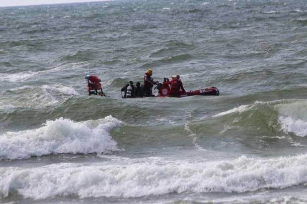 Tragedia w Darłowie. Dzieci porwane przez fale Bałtyku. W...