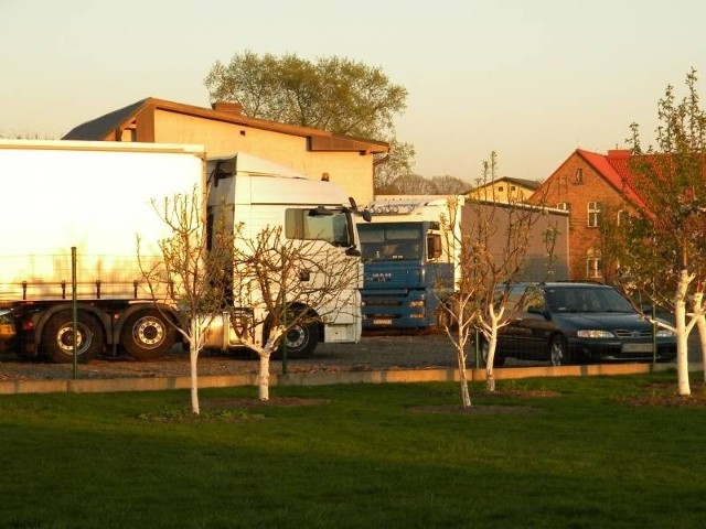 To zdjęcie przysłali nam mieszkańcy osiedla na dowód, że tiry parkują tuż pod ich domami. - Z takim sąsiedztwem nie da się normalnie żyć - mówią rozżaleni.