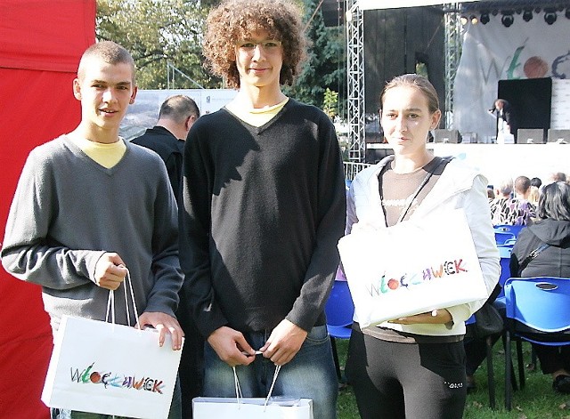 Za udział w konkursie wiedzy o strefie nagrody otrzymali m.in. (od lewej): Szymon i Kacper Waśniewscy oraz Daria Czarnecka