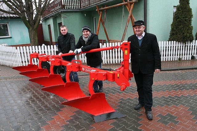 Wiesław Mazur Rolnik Roku 2012 wraz z synami Rafałem i Arkadiuszem są bardzo zadowoleni z nagrody. &#8211; Pięcioskibowy pług to cenny sprzęt dla gospodarstwa. Dziękujemy redakcji Echa Dnia za inicjatywę plebiscytu i panu Kisielowi za podarowanie takiej nagrody &#8211; mówią.