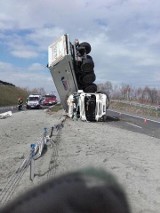 Wypadek na obwodnicy Tarnowa. Ciężarówka "stanęła dęba"