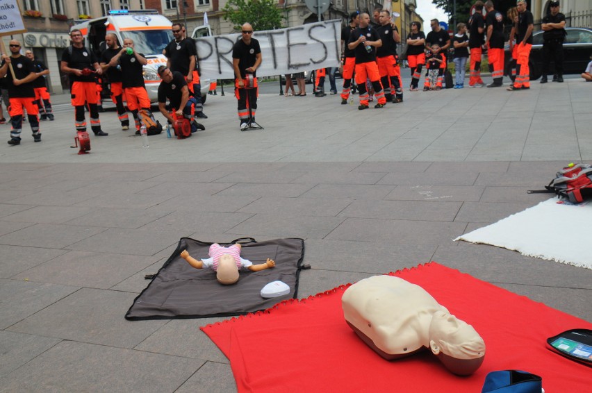 Kraków. Głośny protest ratowników medycznych