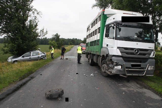 Do groźnie wyglądającej kolizji doszło w Samszycach koło Radziejowa na drodze wojewódzkiej nr 267. Uderzenie ciężarówki w tył opla było tak mocne, że urwało mu koło.Jak ustalili policjanci, gdy kierowca opla zwolnił, gdyż zauważył na drodze drewnianą belkę, w tył z impetem uderzyła ciężarówka. Uderzenie było tak silne, że urwało koło z osobówki i wepchnęło ją do rowu. Oplem podróżowały trzy osoby, w tym kilkumiesięczne dziecko. Dziecko przewieziono na badania do szpitala. - Funkcjonariusze ustalili, iż przyczyną kolizji było niezachowanie bezpiecznej odległości pomiędzy pojazdami. Za spowodowanie kolizji 40-letni kierowca ciężarówki otrzymał mandat oraz punkty karne - informuje asp. szt. Marcin Krasucki, oficer prasowy KPP Radziejów. Do zdarzenia doszło w poniedziałek (10 lipca) ok. godziny 14.INFO Z POLSKI - przegląd najciekawszych informacji ostatnich dni w kraju - 6 lipca 2017.