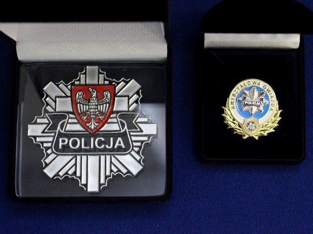 Tegoroczne „Kryształowe Gwiazdy” trafiły do rąk 50. policjantów i policjantek. Spośród tego grona czterech policjantów otrzymało „Kryształowe Gwiazdy ze wstęgą”, co świadczy o tym, że uratowali ludzkie życie już po raz kolejny.Sprawdź w galerii, kto został odznaczony i za co ---->