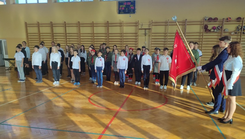 Szkoła do hymnu w Opatowcu. Uczniowie i nauczyciele śpiewali w miejscach upamiętniających patrona – Marszałka Józefa Piłsudskiego [ZDJĘCIA]