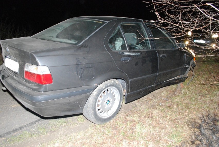 Fredropol. Pijany 33-latek w BMW uszkodził znak drogowy i wjechał na pole [ZDJĘCIA]