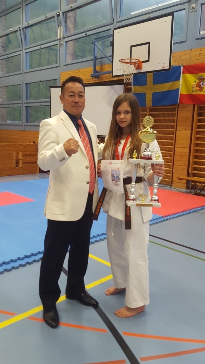 Niepołomiczanka triumfowała w turnieju karate w Szwajcarii