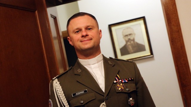 Ks. mjr Maksymilian Jezierski jest kapelanem Akademii Wojsk Lądowych i wikariuszem w bazylice św. Elżbiety we Wrocławiu.