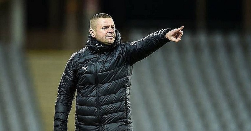 PKO BP Ekstraklasa. Kamil Kuzera liczy na zwycięstwo w meczu z Widzewem Łódź. Czy na dłużej zostanie trenerem Korony Kielce?