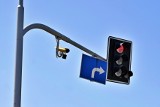 Kraków. Żółte kamery rejestrujące przejazdy na czerwonym świetle jeszcze nie działają, a już budzą kontrowersje