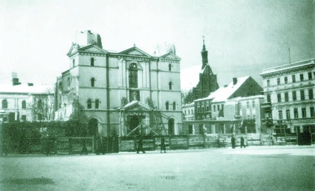 W 1940 r. Niemcy najpierw rozebrali budynek muzeum (po prawej). Kościół zniknął na końcu.