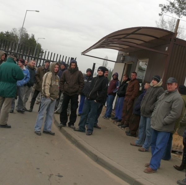 Pracownicy huty zamknęli na dwie godziny bramy wjazdowe do zakładu i nikogo nie wpuszczali.